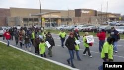 Trabajadores de Walmart en Chicago se unieron a la protesta nacional durante el tradicional Viernes negro.