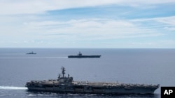 미국 해군의 핵추진 항공모함 로널드 레이건호와 니미츠호가 지난 7월 남중국해에서 훈련하고 있다.