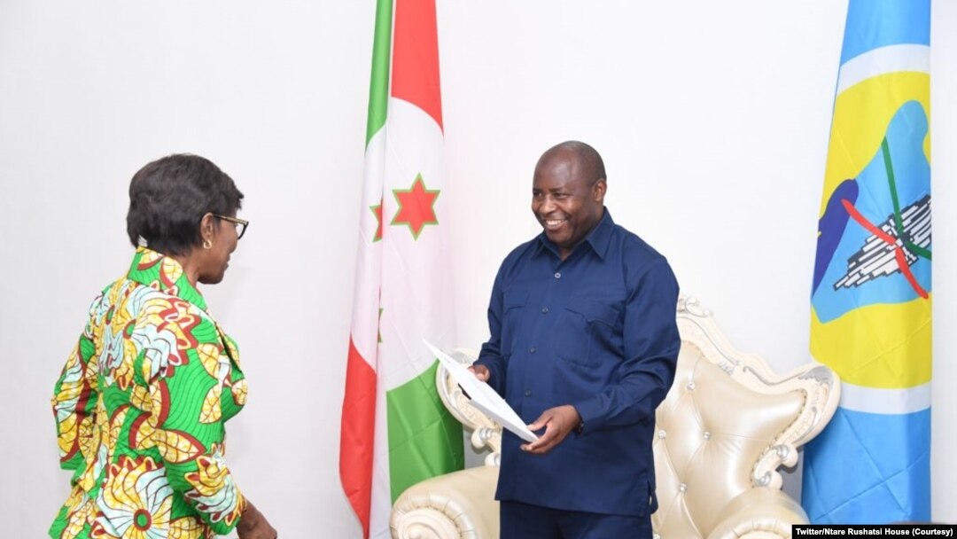 Marie Tumba Nzeza, umushikiranganji w'imigenderanire ya Kongo n'ayandi makungu, kumwe n'umukuru w'igihugu c'Uburundi Evariste Ndayishimiye 