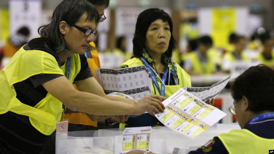 Nhân viên bầu cử đếm phiếu tại một trung tâm kiểm phiếu tại Hong Kong, ngày 10/9/2012