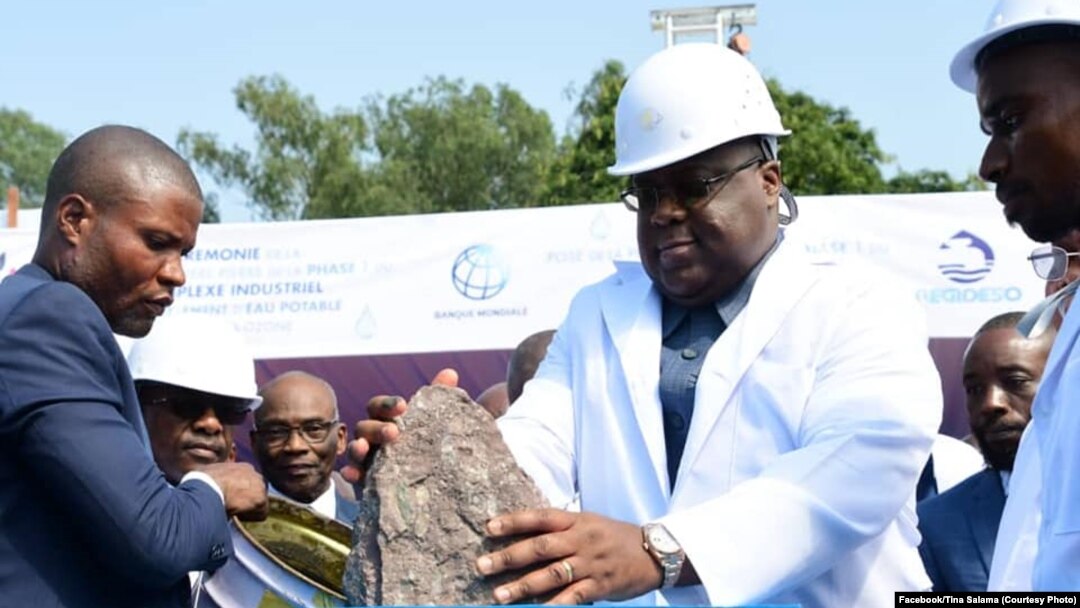 Président Félix Tshisekedi atiaki libanga ya bobandi misala ya botungi usine ya mayi ya Régideso na Ngaliema, Kinshasa, 23 décembre 2019. (Facebook/Tina Salama)