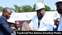 Président Félix Tshisekedi atiaki libanga ya bobandi misala ya botungi usine ya mayi ya Régideso na Ngaliema, Kinshasa, 23 décembre 2019. (Facebook/Tina Salama)