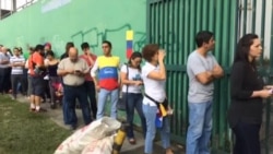 Venezolanos asisten a votar en plebiscito convocado por la oposición