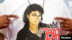 Gambar Michel Jackson berjaket hitam tercetak di kaus Sutradara Spike Lee saat promosi film “Bad 25” di Venesia, 31 Agustus 2018