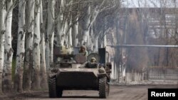 Українські військовослужбовці у Часовому Ярі, 9 квітня 2023. REUTERS/Kai Pfaffenbach