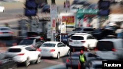 یک پمپ بنزین در سئول پس از افزایش بهای سوخت زیر تأثیر جنگ در خاورمیانه