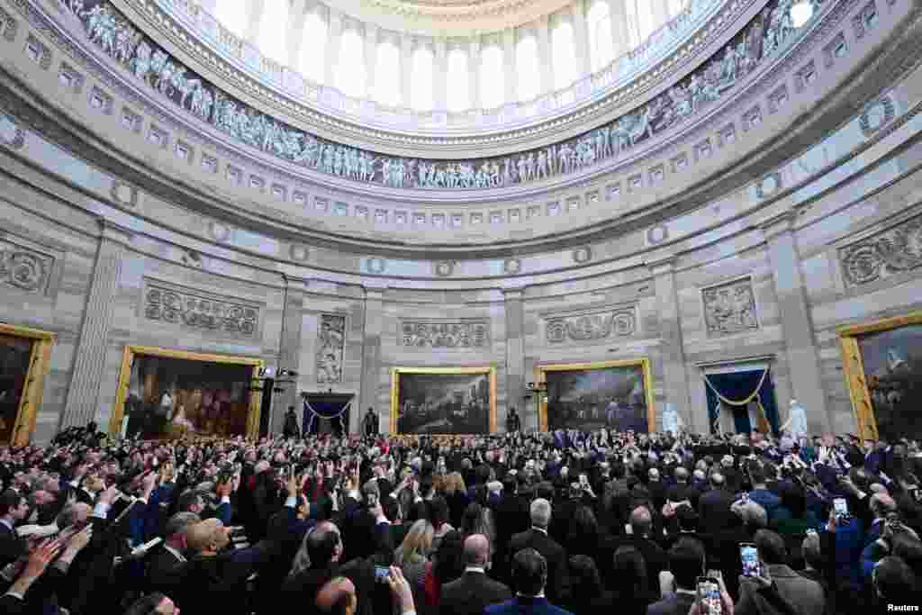 Contraria a la costumbre, la investidura fue al interior del Capitolio debido a las gélidas temperaturas que por estos días afectan a la capital de Estados Unidos.&nbsp;