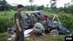 Petugas keamanan menutupi mayat seorang pendeta Buddha yang menjadi korban pemboman di propinsi Yala, Thailand selatan (16/5).