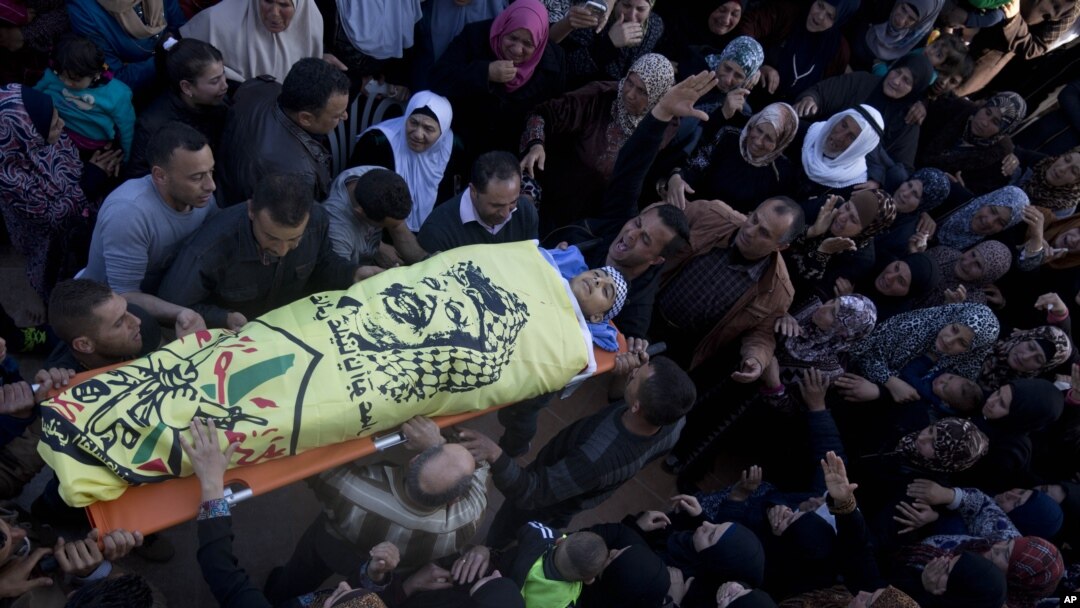 Warga Palestina membawa jenazah Nihad Waked, 15, yang ditembak oleh pasukan Israel bersama dengan Fouad Waked, 15, untuk dimakamkan di desa Aeraqh dekat Tepi Barat kota Jenin, Minggu, 14 Februari 2016. 