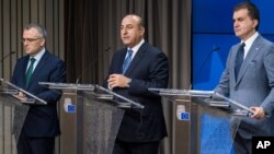 Menlu Turki Mevlut Cavusoglu (tengah) dan Menteri urusan Uni Eropa Turki Omer Celik memberikan keterangan kepada media di Brussels, Kamis (30/6) setelah pertemuan yang membahas keanggotaan Turki dalam Uni Eropa. 