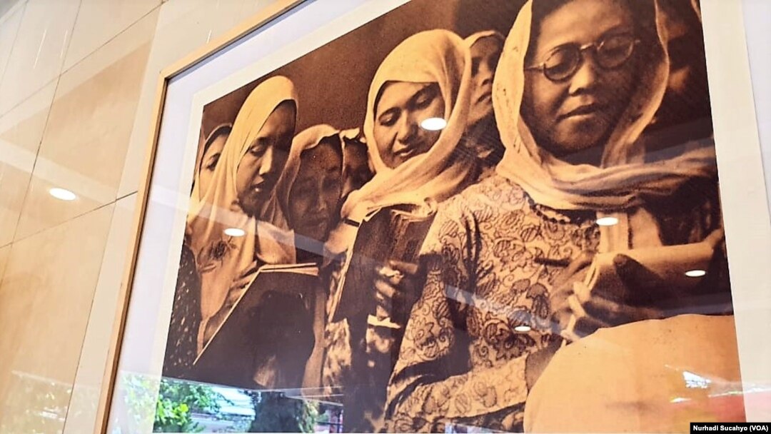 Foto muslimah Indonesia dalam pameran "Masa Depan Islam Indonesia" yang digelar di Auditorium Gedung Yayasan Badan Wakaf Universitas Islam Indonesia (UII), Yogyakarta, mulai 15 Juli - 15 Agustus 2019. (Foto: Nurhadi Sucahyo/VOA)