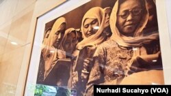 Foto muslimah Indonesia dalam pameran "Masa Depan Islam Indonesia" yang digelar di Auditorium Gedung Yayasan Badan Wakaf Universitas Islam Indonesia (UII), Yogyakarta, mulai 15 Juli - 15 Agustus 2019. (Foto: Nurhadi Sucahyo/VOA)