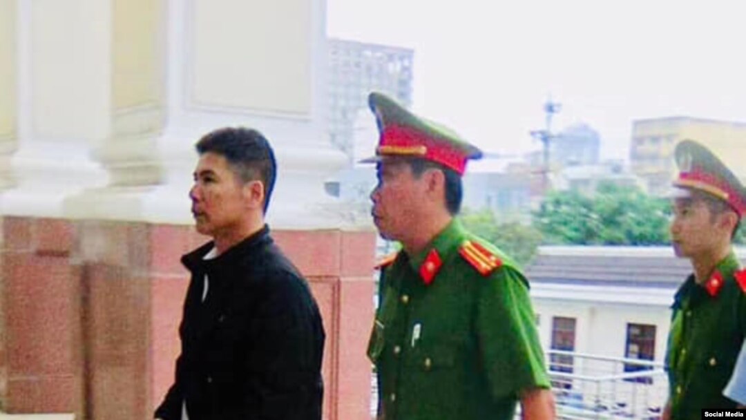 Nhà hoạt động Nguyễn Trung Trực bước vào phiên xử phúc thẩm ở tòa cấp cao Đà Nẵng 26/12/2018. Photo Facebook Nguyễn Văn Miếng
