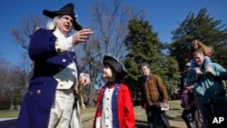 미국에서 '대통령의 날'을 맞아 조지 워싱턴 초대 대통령의 자택이었던 '마운트버논'에서 전통 복장을 한 안내원들이 방문객을 맞고 있다. (자료사진)