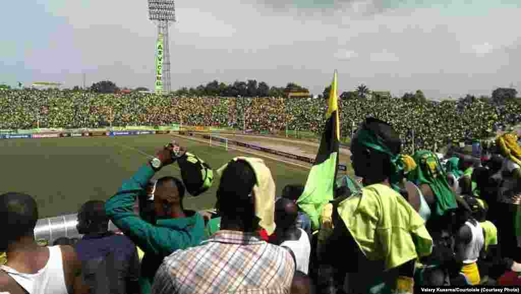 Caf-C1 : V.club concède le nul face à Sétif (2-2). Une vue de l&#39;ambiance au satde Tata Raphael de Kinshasa, dimanche 26 octobre 2014. Valery Kusema/Photo Courtoisie 