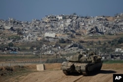 Tentara Israel mengambil posisi di dekat perbatasan Jalur Gaza, di Israel selatan, Minggu, 7 Januari 2024. (Foto: AP/Ohad Zwigenberg)