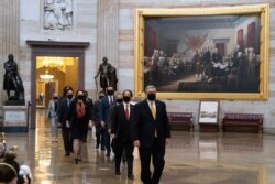 Gestores del juicio político al ahora expresidente Donald Trump avanzan a través de la rotonda hasta el Senado, en Washington, el 9 de febrero de 2021.