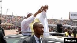 Le président gambien Adama Barrow arrive pour sa cérémonie de prestation de serment coïncidant avec le jour de l'indépendance de la Gambie au stade de l'indépendance, à Bakau, en Gambie, 18 février 2017. 