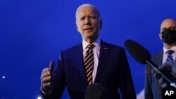 El presidente de Estados Unidos Joe Biden habla con reporteros antes de abordar el avión presidencial, el martes 30 de noviembre de 2021, en el aeropuerto internacional de Minneapolis-St. Paul, Minnesota. (AP Foto/Carolyn Kaster)