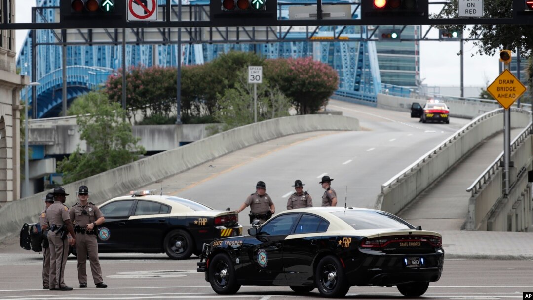 Polisi Florida memblokade akses ke jembatan Main Street dekat lokasi terjadinya penembakan massal di Jacksonville, Florida, Minggu (26/8). 