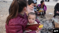 Stanovnici se okupljaju na otvorenom jutro nakon zemljotresa u Dahejii, okrugu Jishishan, u sjeverozapadnoj kineskoj provinciji Gansu, 19. decembra 2023.