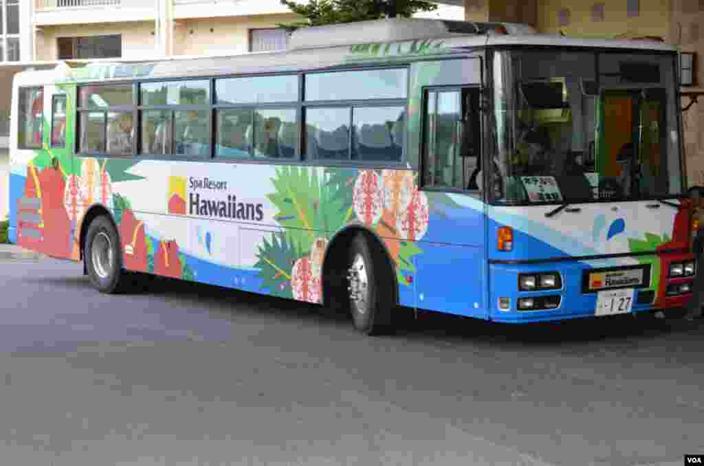 The resort runs its own complimentary bus to bring guests from Tokyo, a three-hour drive, October 25, 2012. (Steve Herman/VOA)