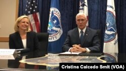 El vicepresidente de EE.UU., Mike Pence, (derecha) y la secretaria de Seguridad Nacional, Kristjen Nielsen, en el centro de capacitación de la Agencia de Protección de Fronteras y Aduanas, CBP, el miércoles, 13 de marzo de 2019.