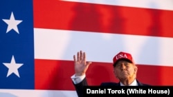 رئیس جمهور دونالد ترامپ پس از سخنان خود در جشن «سلام به آمریکا»، پنجشنبه ۳ ژوئیه ۲۰۲۵.