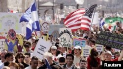 Decenas de personas marcharon este miércoles frente al Capitolio para exigir una pronta aprobación de la reforma migratoria.