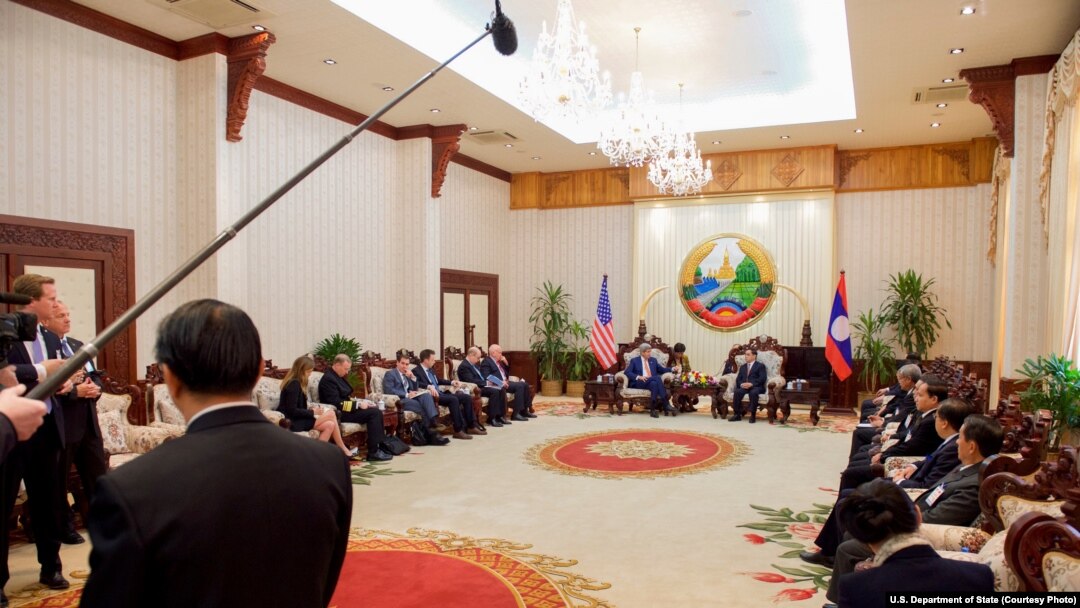 美国国务卿克里访问老挝与老挝总理坦马冯举行双边会谈。（2016年1月25日）