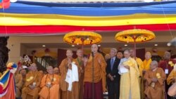 ༸གོང་མཆོག་གིས་ཁེ་ལི་ཕོ་ནི་ཡའི་ནང་མཛད་འཆར་ཁག་སྐྱང་གནང་བཞིན་ཡོད་པ།