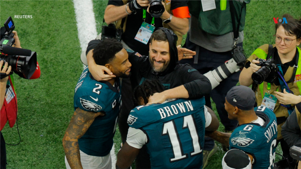 O treinador dos Eagles, Nick Sirianni, festeja com Darius Slay Jr. e A.J. Brown.