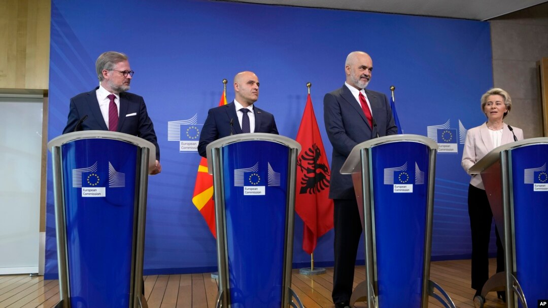 Европскиот предлог кој го добивме, преку широк консултативен процес го препознавме како најдобро можно решение кое од повеќе аспекти ги почитува и задржува црвените линии, а во исто време дава конечно почеток на преговори, изјави Ковачевски. 