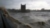 Gelombang yang disebabkan oleh Topan Tauktae menghantam kawasan pejalan kaki dekat monumen Gateway of India di Mumbai, India, 17 Mei 2021. (Foto: REUTERS/Niharika Kulkarni)