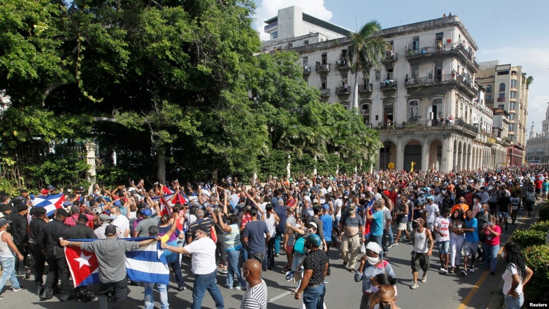 Para demonstran dari kubu pro dan anti pemerintah saling bentrok dalam unjuk rasa di tengah pandemi virus corona di Havana, Kuba, Minggu, 11 Juli 2021. (Foto: Reuters)