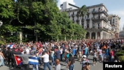 Para demonstran dari kubu pro dan anti pemerintah saling bentrok dalam unjuk rasa di tengah pandemi virus corona di Havana, Kuba, Minggu, 11 Juli 2021. (Foto: Reuters)