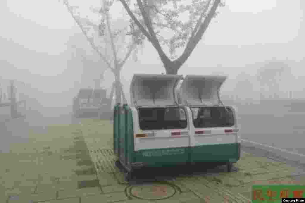 11月16日，贵州毕节五名流浪儿为避寒躲入垃圾箱，生火取暖，因一氧化碳中毒死亡。最早在网上披露此事的前记者李元龙&ldquo;被旅游&rdquo;。这起悲剧反映外地务工人员家庭分离、儿童教育和福利以及城市服务等诸多社会问题。（网络照片）