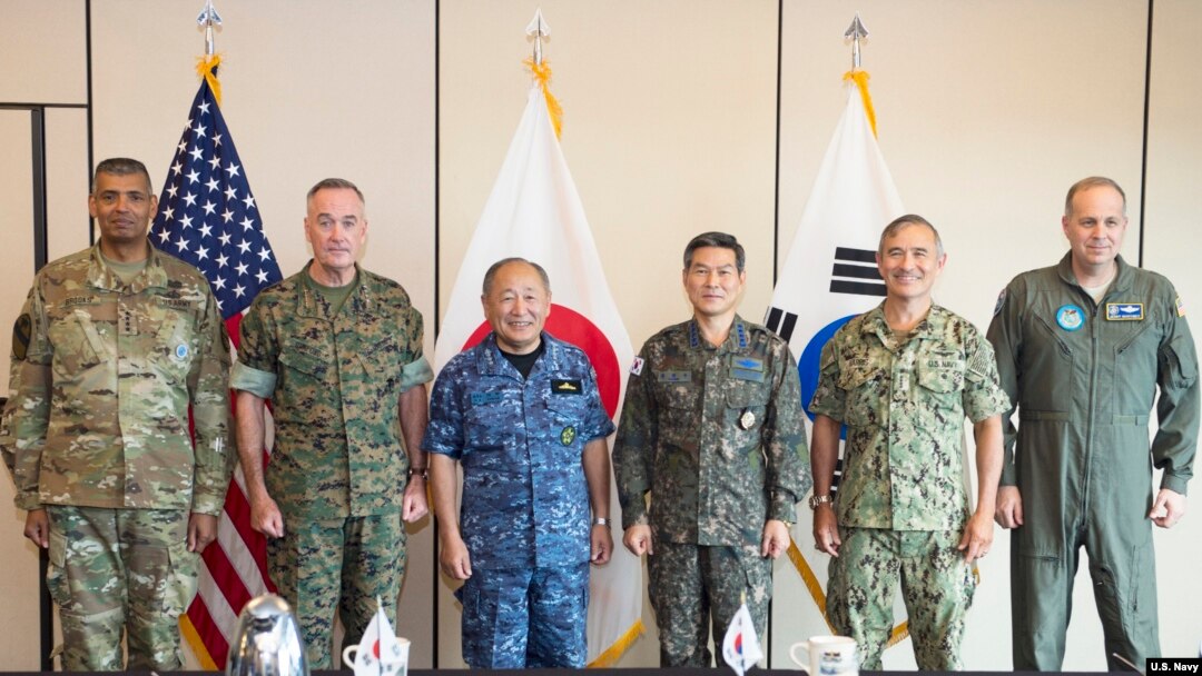 Dari kiri: Komandan Pasukan AS-Korea, Jenderal Vincent K. Brooks, Pimpinan Kepala Staf Gabungan, AS Jenderal Joseph F. Dunford Jr., Kepala Staf Angkatan Bela Diri Jepang Katsiroshi Kawano, Kepala Staf Gabungan Korea Utara Jenderal Jeong Kyeong-doo, Komandan Komando Pasifik AS (USPACOM) Adm Harry Harris, dan Komandan Pasukan AS Jepang Letnan Jenderal Jerry P. Martinez berkumpul untuk pertemuan trilateral di markas USPACOM, 29 Oktober 2017.