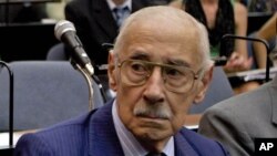 El exdictador argentino Jorge Rafael Videla cumplía condena de cadena perpetua, por implementar un plan de robo de bebés durante la guerra sucia argentina.