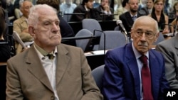 Los exdictadores argentinos Jorge Rafael Videla y Reynaldo Bignone, fueron condenados a 50 y 15 años de cárcel, respectivamente, por implementar un plan de robo de bebés.