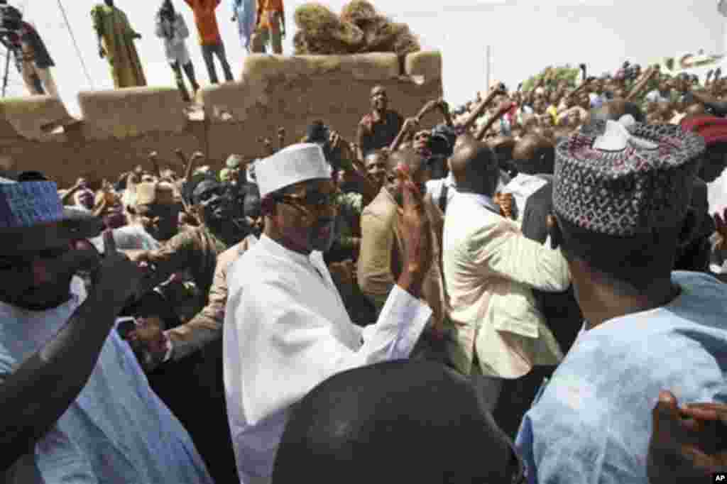 Former military ruler and presidential aspirant Muhammadu Buhari, Centre, arrives at a polling place in Daura, Nigeria, Saturday, April 16, 2011. (AP image)