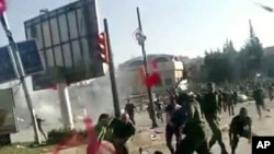 17일 알레포 대학의 시위대와 경찰.