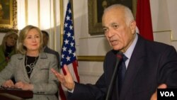 Clinton llega a Túnez desde Egipto, donde se encontró con el ministro de Asuntos Exteriores egipcio al-Arabi.