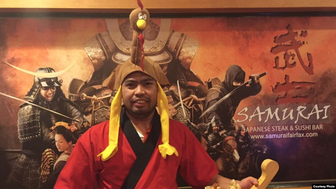 Chef Sushi, Rahman Pananto, menunjukkan hasil kreasi sushinya untuk disajikan kepada pelanggan (foto/dok: Rahman Pananto)
