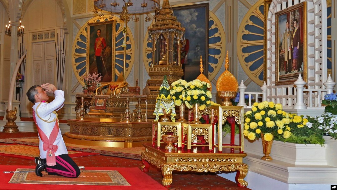 Tân vương Maha Vajiralongkorn Bodindradebayavarangkun bày tỏ lòng kính trọng đối với đức vua quá cố Bhumibol Adulyadej và Hoàng hậu Sirikit, ngày 1 tháng 12 năm 2016.