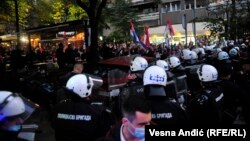 Brojne policijske snage pred okupljenim desničarima uoči festivala „Mirdita, dobar dan!“ u Centru za kulturnu dekontaminaciju u Beogradu (Foto: RFE/RL/Vesna Anđić)