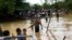 Muslim Rohingya melewati kawasan yang banjir untuk menemukan tempat penampungan alternatif karena kamp mereka yang terletak dekat kamp pengungsi Balukhali di Bangladesh, tergenang banjir, 19 September 2017. 