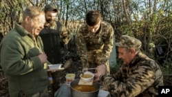 烏克蘭軍人在頓內茨克地區前線陣地上吃飯。 （2024年10月23日）