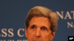 Le sénateur John Kerry a présenté le nouveau projet de loi sur l'énergie et le climat avec son collègue indépendant Joe Lieberman