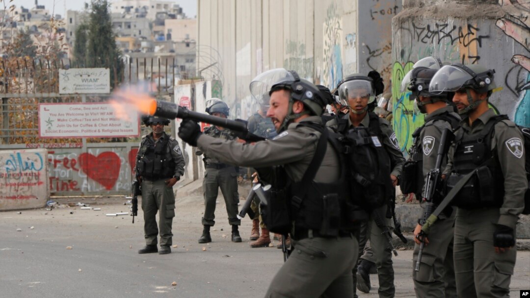 Izraelske snage bacaju suzavac na palestinske demonstrante